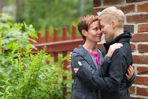 deux lesbiennes|Etreinte lesbienne .